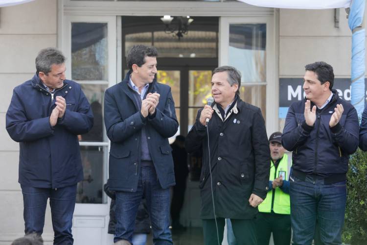 Los ministros Giuliano, Massa y De Pedro pusieron en marcha tren turístico 