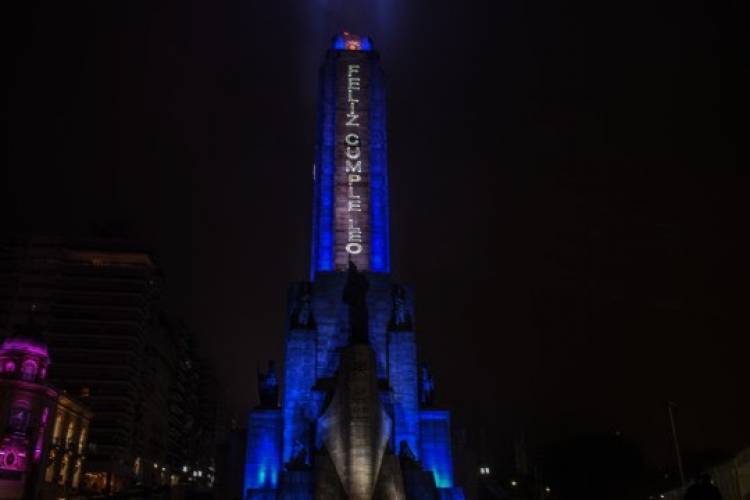 Con un mensaje en el Monumento, Rosario saludó a Messi en su cumpleaños