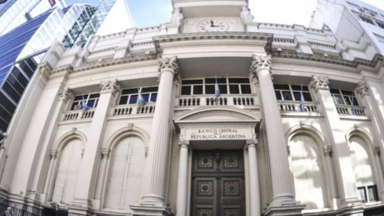 La Defensoría del Puebl denunció a bancos que otorgan productos que sus clientes no pidieron