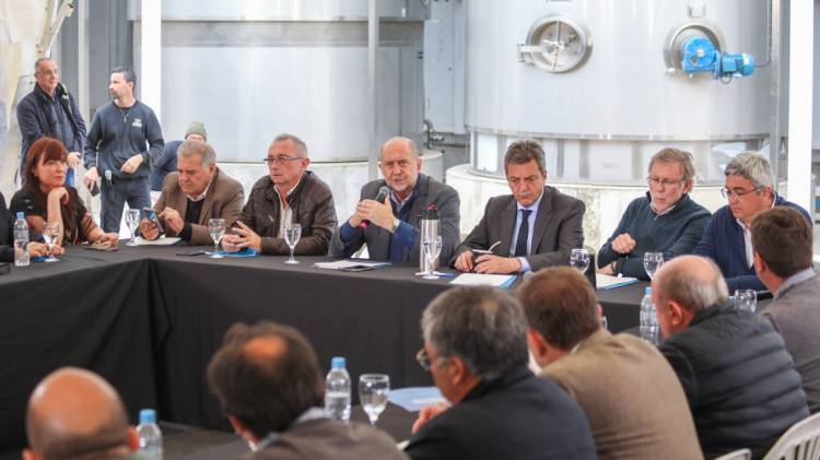 Perotti y Massa mantuvieron un encuentro con representantes del sector lechero de la provincia de Santa Fe