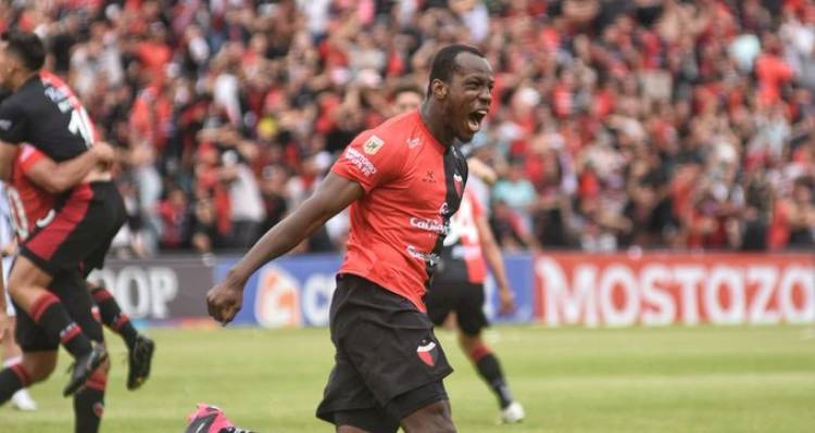 Colón goleó a Talleres y se mantiene vivo