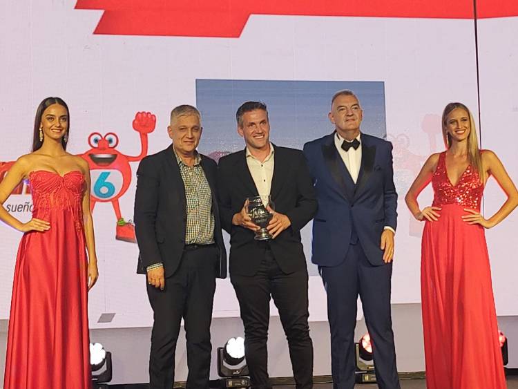 Mario Papaleo distinguió el ascenso de Vecinal Manuel Gálvez en la Fiesta Provincial del Deporte