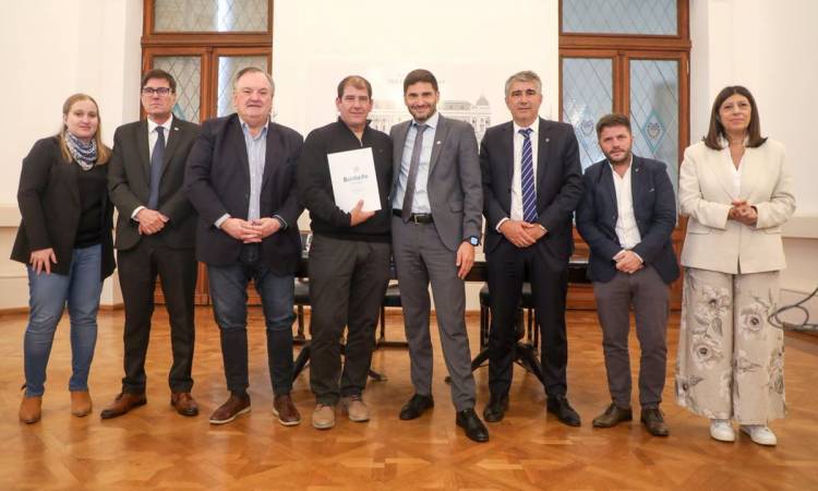 Pullaro firmó convenios con municipios y comunas para avanzar en la construcción de Mil Aulas