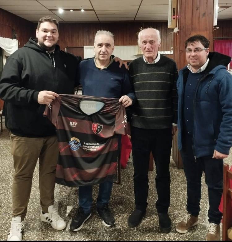 Ariel Sclafani recibió la camiseta de Independiente de Sargento Cabral