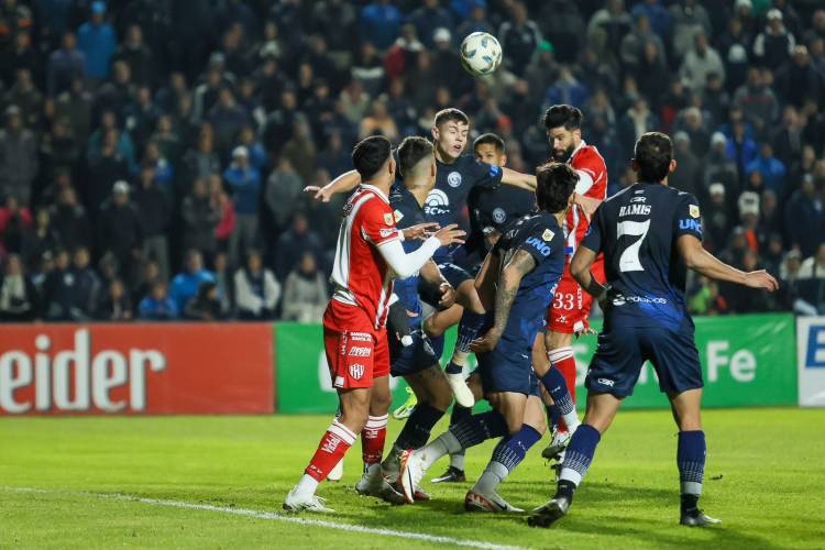 Unión ganó en Mendoza y es puntero de la Liga Profesional