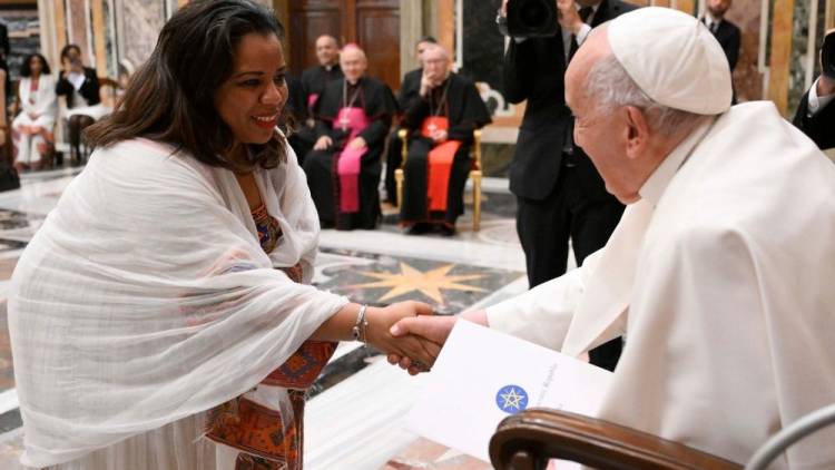Francisco: La diplomacia es un signo de esperanza y paz