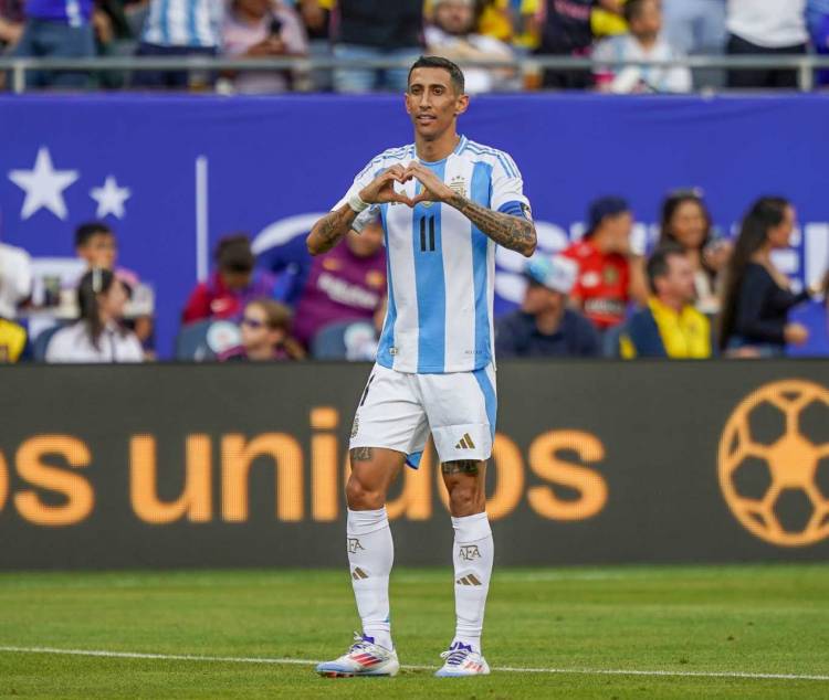 Con Messi en el banco y un gol de Di María, Argentina venció a Ecuador por la mínima