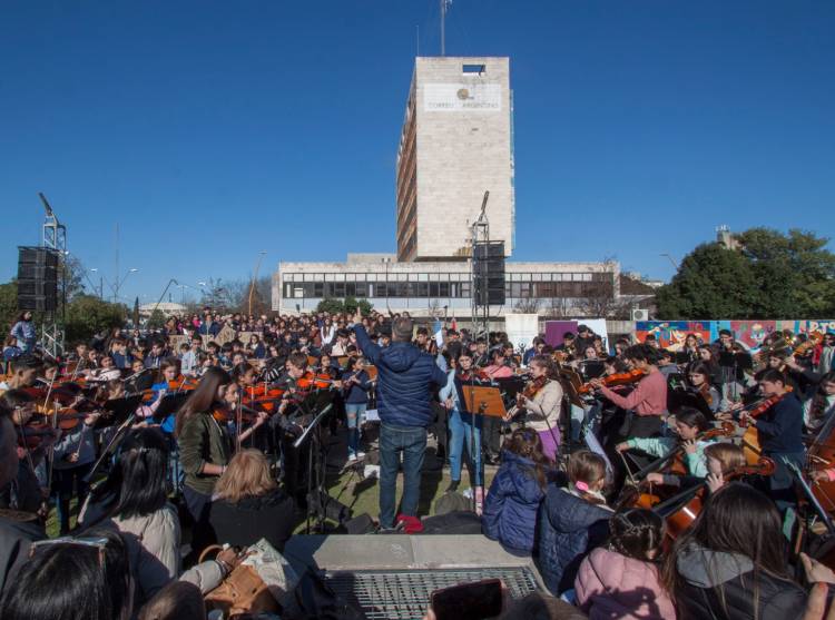 Se realizó el abrazo simbólico al edificio del Correo Argentino