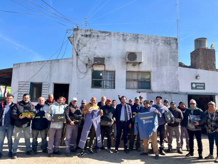 El intendente Weiss Ackerley entregó ropa de trabajo a  empleados municipales