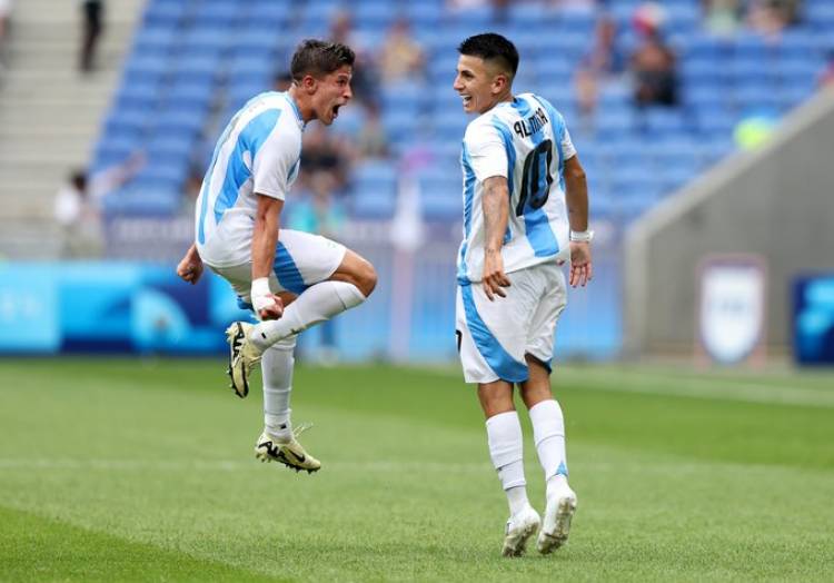 La selección venció a Ucrania y avanzó a la segunda fase del fútbol olímpico