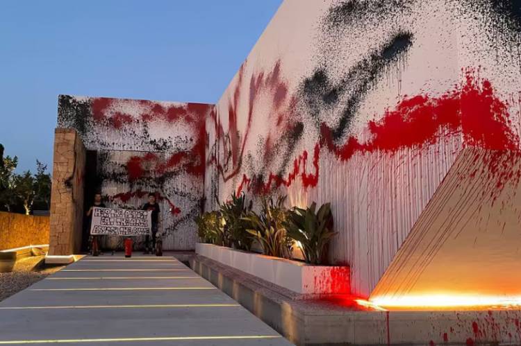 Un grupo de activistas vandalizaron la casa de Leionel Messi en Ibiza