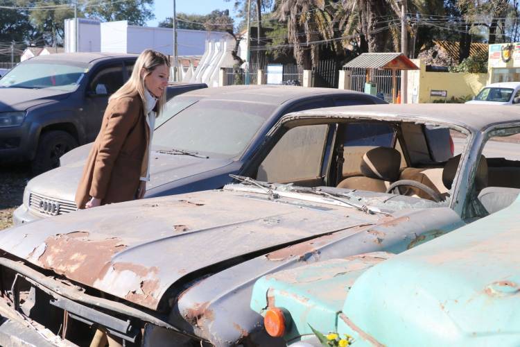 Seguridad: comenzaron a remover vehículos en desuso en las comisarías de La Capital