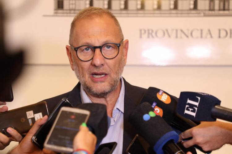 Marcos Corach "Este gobierno borra con el codo un legado"
