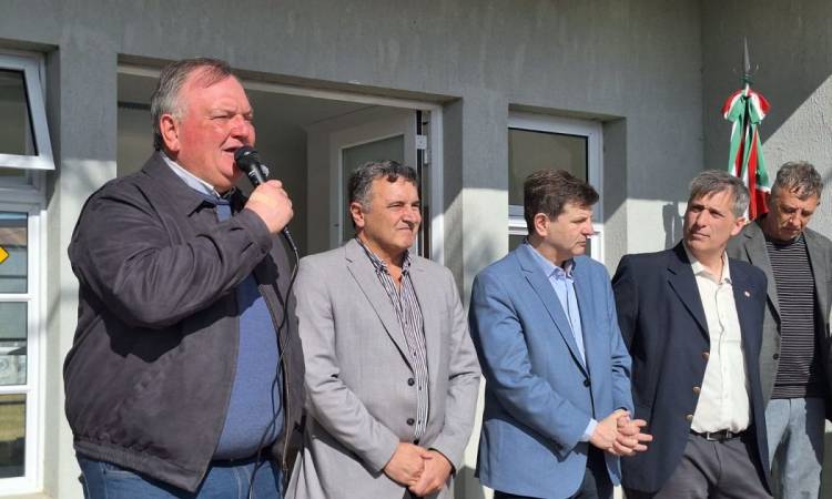 Villa Saralegui recibió una pickup 0 km, una ambulancia 4X4, un patrullero  y un Plan Incluir