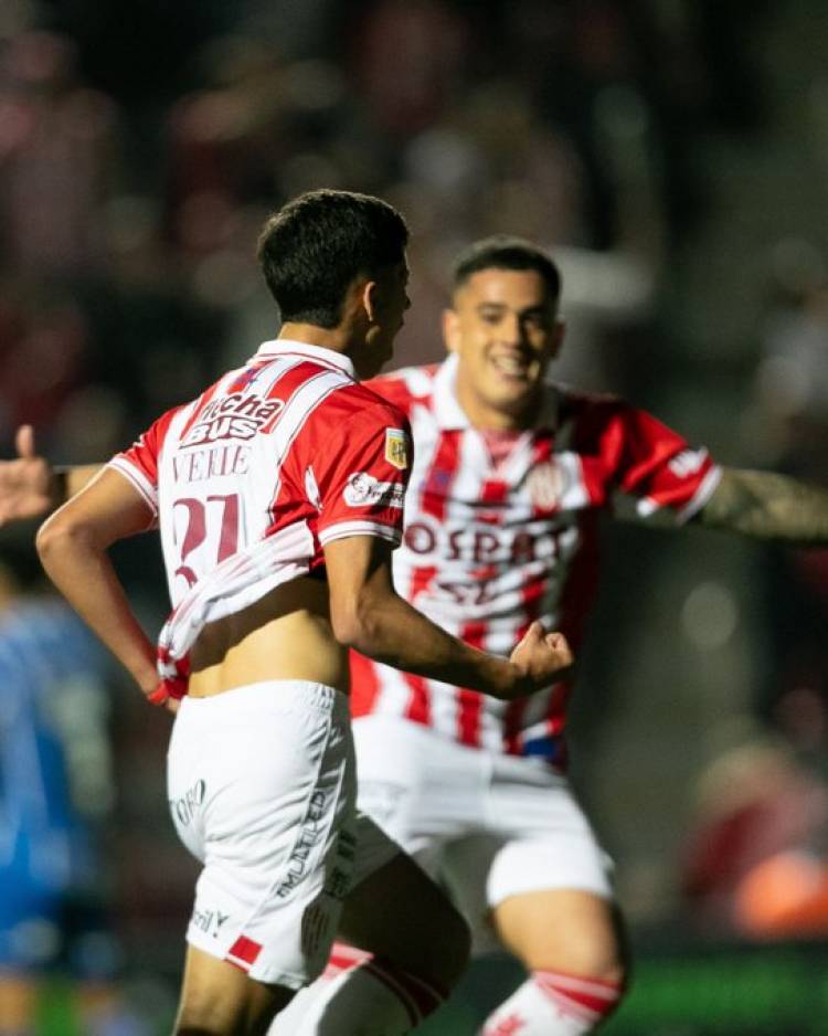 Unión goleó a Godoy Cruz en Santa Fe y vuelve a ser escolta del puntero