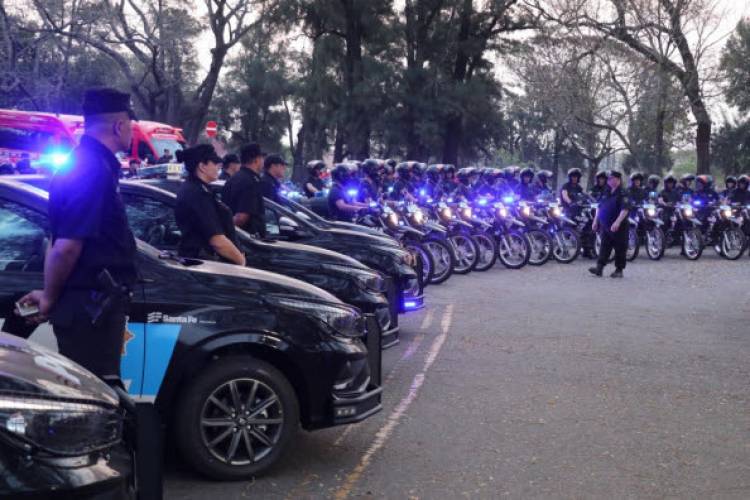 El Intendente Weiss Ackerley y el Ministro Cococcioni presentaron móviles y motos para Santo Tomé