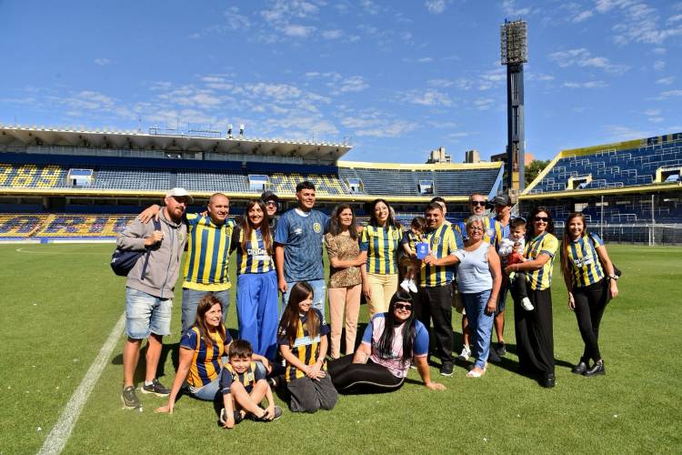 Casate con tu ciudad como testigo”: cinco parejas dieron el “sí” en la cancha de Rosario Central