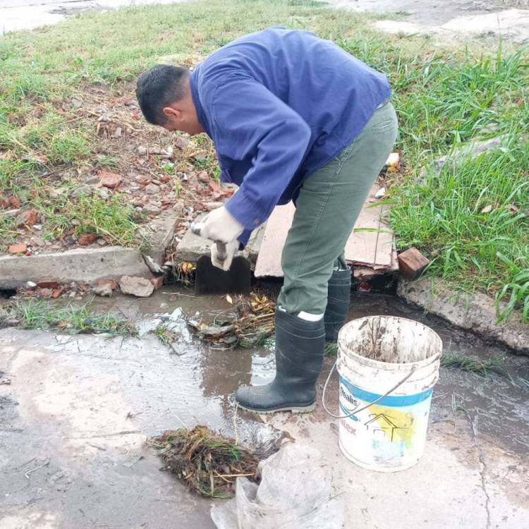 Personal municipal atiende los reclamos y trabaja en las zonas afectadas por la lluvia