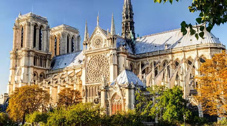 Domingo de misa y reapertura de la categral de Notre Dame