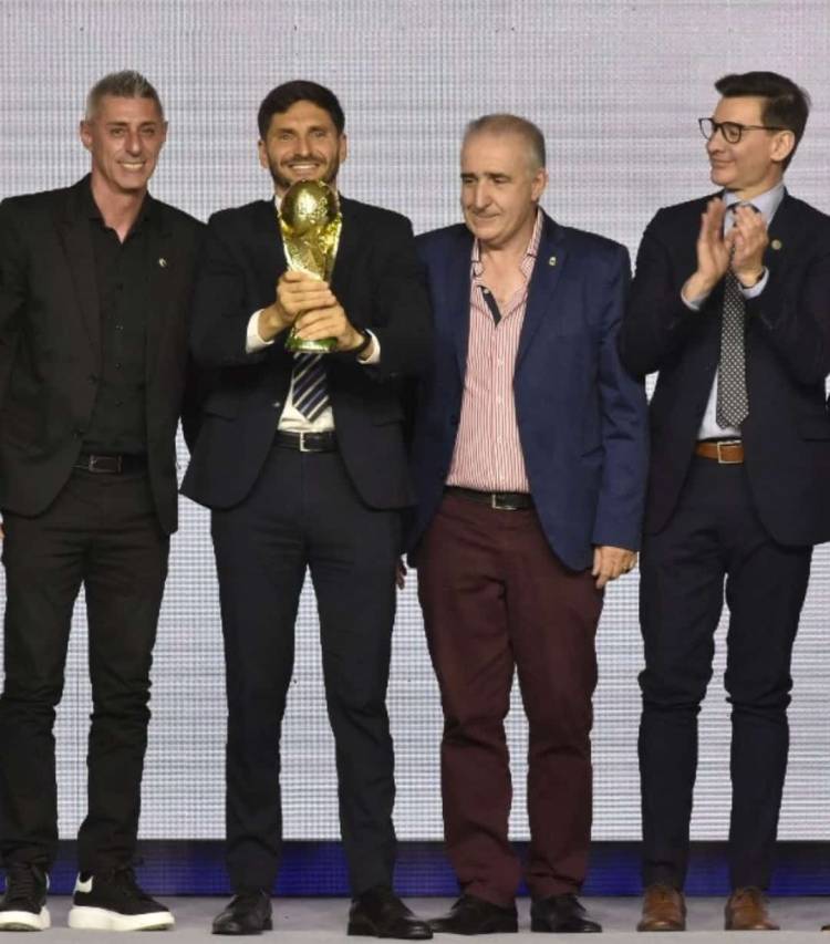 Ariel Sclafani y el gobernador Pullaro en la Gala del Deporte provincial