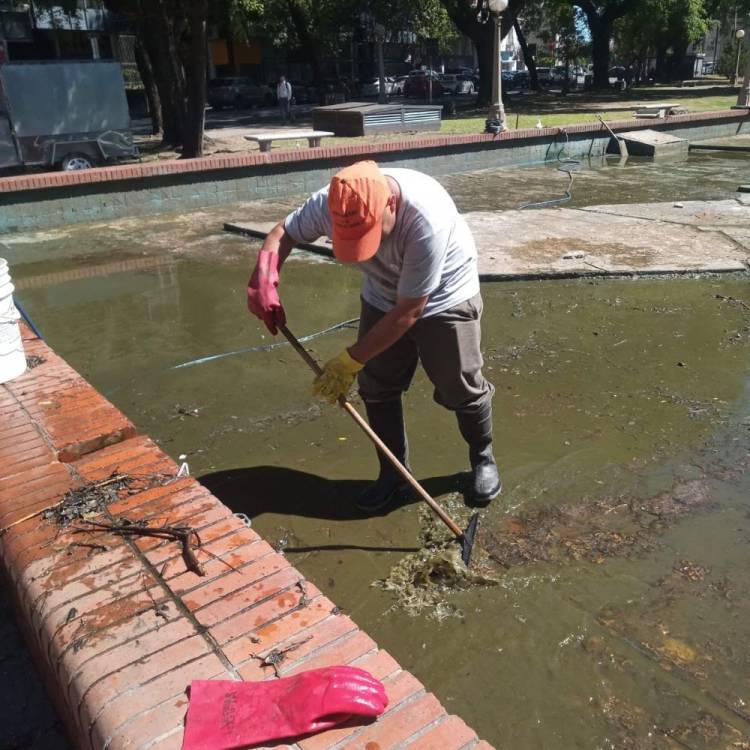 La Municipalidad realizó una limpieza integral en la fuente de El Palomar
