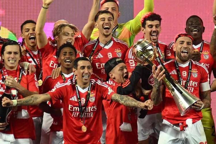 Ángel Di María y Nicolás Otamendi amplían la colección de títulos: levantaron la Copa de la Liga con Benfica