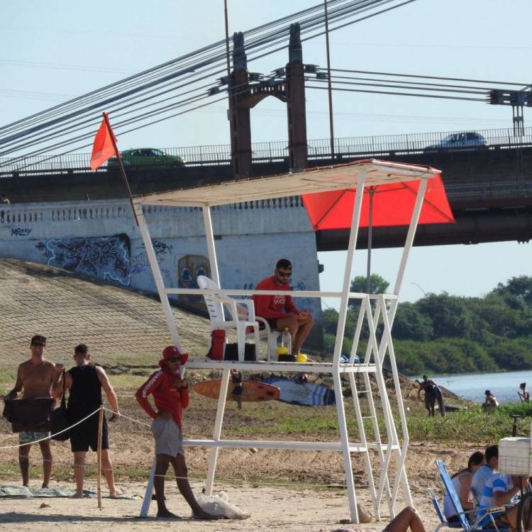 Alerta por presencia de palometas: el municipio decidió colocar una bandera roja en las playas