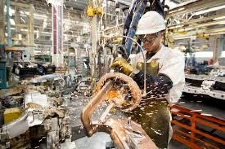 La industria tuvo un crecimiento en diciembre, pero cerró 2024 con una caída del 9,8%