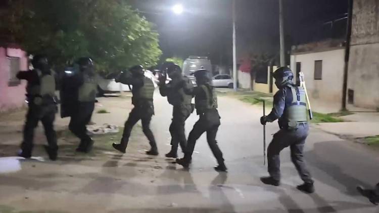 La PDI realizó 12 allanamientos en el marco de la investigación por un homicidio en Barrio Industrial