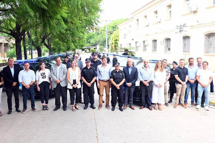 Provincia entregó 20 móviles policiales para el departamento La Capital