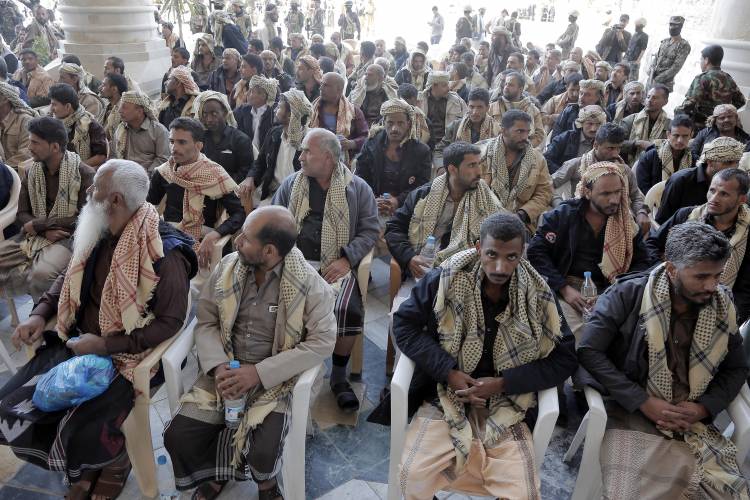 Rebeldes hutíes liberan unilateralmente 153 rehenes de la guerra en Yemen 