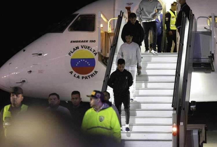 Venezolas deportados reciben asistencia del gobierno de Nicolás Maduro