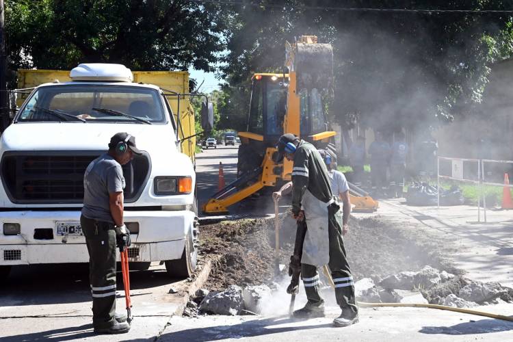 Iniciaron los trabajos para reparar el hundimiento de Roque Sáenz Peña y Gdor. Crespo