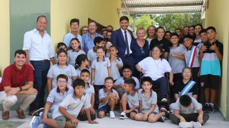 Pullaro inauguró un aula y dio inicio al ciclo lectivo provincial desde una escuela rural