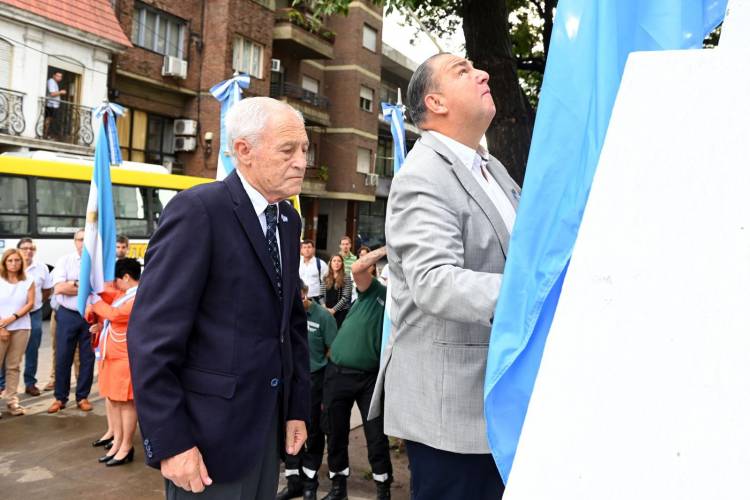 La Municipalidad conmemoró el 213° aniversario del primer izamiento de la bandera Argentina 