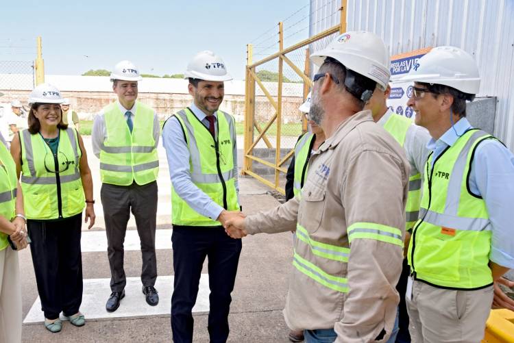 Pullaro anunció el primer embarque de litio exportado a China desde Rosario