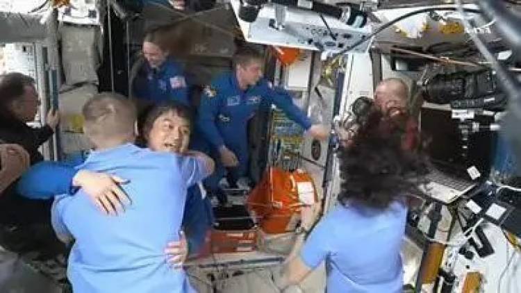 Astronautas varados regresaron a la Tierra desde la Estación Internacional