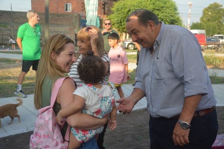 Con cancha de fútbol, juegos y un espacio cívico, la Municipalidad inauguró la Plaza Don Bosco en barrio San José
