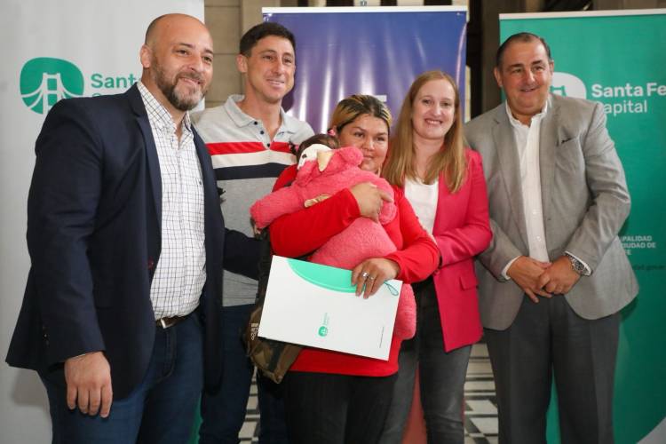 Provincia y Municipio entregaron escrituras a familias de la ciudad de Santa Fe