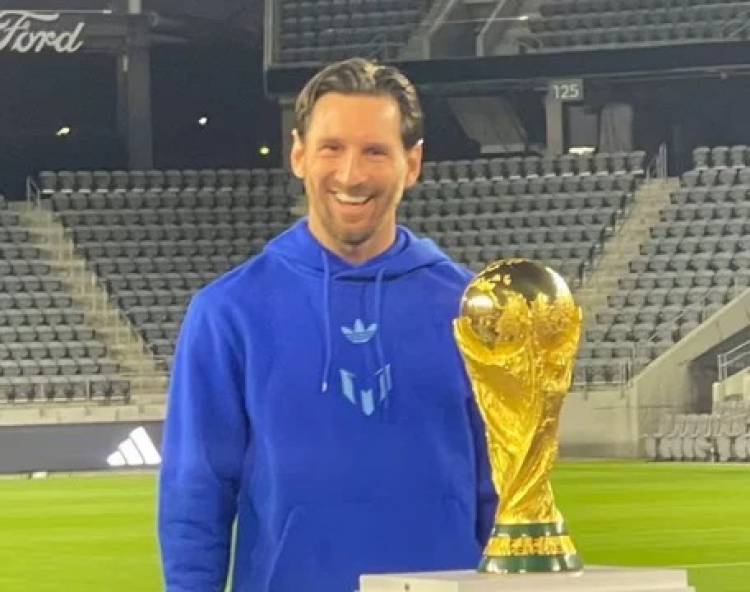 La emotiva reacción de Messi al reencontrarse con la Copa del Mundo