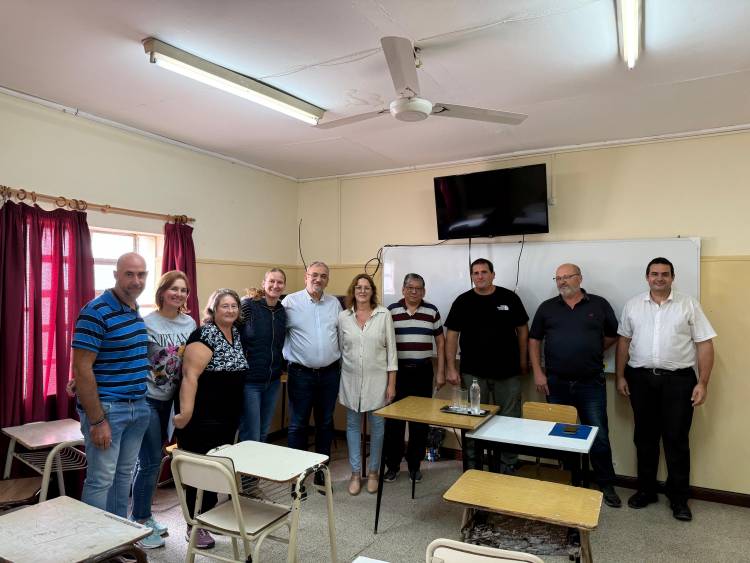 Calvo visitó la EESOPI  8095 en Santa Clara de Saguier