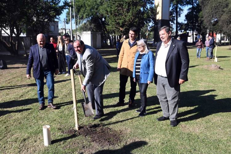Un árbol, un graduado: Poletti participó de la plantación de árboles nativos en el norte de la ciudad 