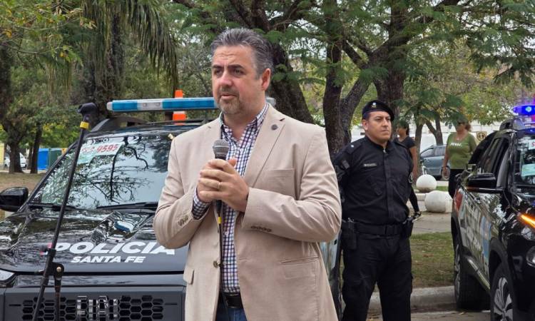 El Senador Michlig y el ministro Cococcioni entregaron en la ciudad de San Cristóbal 5 móviles policiales 0 Km