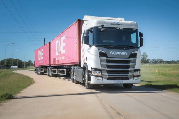 El futuro del transporte ya llegó: por primera vez un camión bitren unió el puerto porteño con Zárate