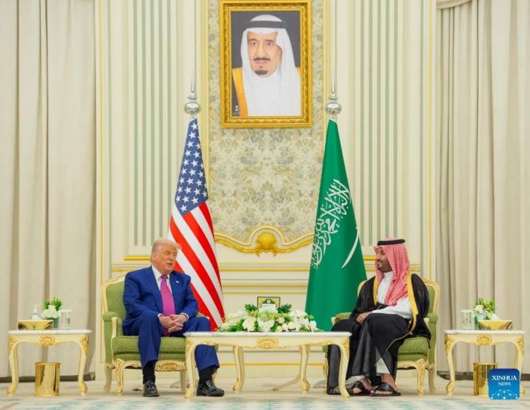 Trump firmó un acuerdo de Defensa con Arabia Saudita y anunció un plan para suspender sanciones contra Siria