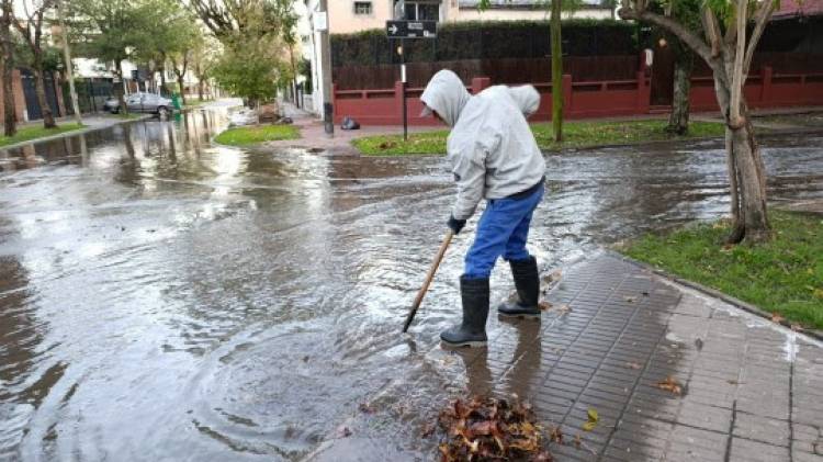 Tras el fuerte temporal, cuadrillas del municipio trabajan intensamente en la normalización de la ciudad