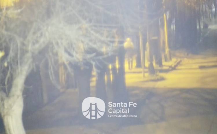 El Centro de Monitoreo municipal y el 911 detuvieron a un hombre que vandalizó luminarias