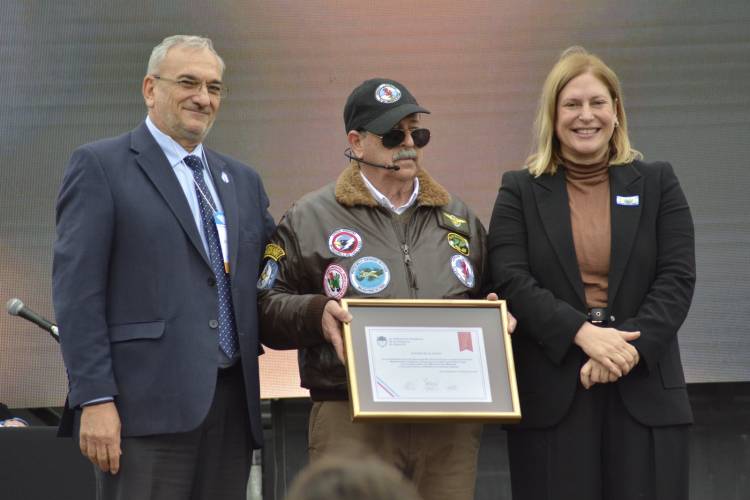 El senado provincial reconoció al veterano de guerra Owen Crippa
