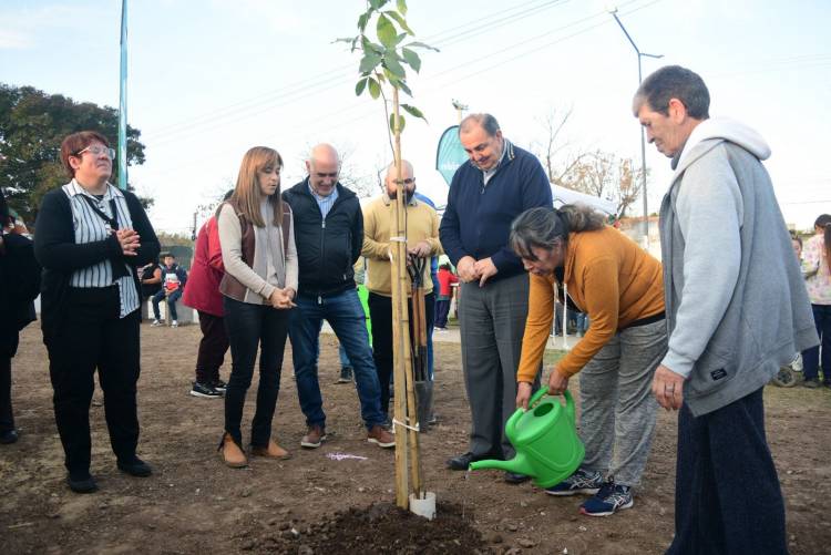 De basural a espacio adaptado: se inauguró la plaza Amigos del Ciego en barrio Yapeyú