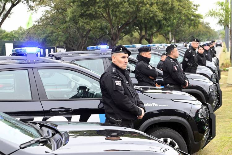 Poletti participó de la entrega de camionetas para las fuerzas de seguridad